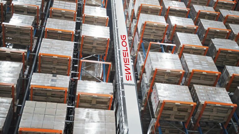 Image - Vectura stacker crane for high bay warehouse