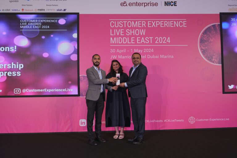 Ayusha Tyagi ( in the middle) presenting the Customer Experience Live Awards at the 2024 show